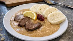 Svíčková na smetaně krok za krokem: jemná omáčka a maso, které změkne do hodiny