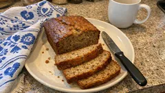 Vláčný banánový chlebíček z přezrálých banánů – jednoduchý recept do formy