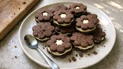 Kakaové linecké kytičky s krémem z bílé čokolády – vánoční cukroví, které drží tvar