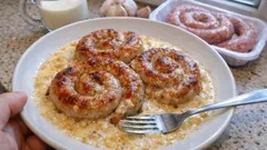 Vinná klobása na smetaně z jednoho pekáče – šťavnatá a krásně zapečená