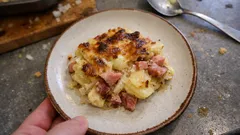 Francouzské brambory s uzeným a smetanovou zálivkou – poctivá klasika z jednoho pekáče