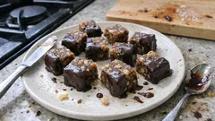 Fíkové kostky bez pečení: rychlé vánoční cukroví s ořechy a čokoládou