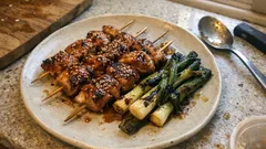 Krůtí špízy yakitori na grilu: šťavnaté maso a sladko-slaná glazura