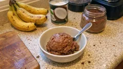 Domácí banánová zmrzlina s kokosovým mlékem a kakaem: krémová jen ze 3 surovin