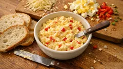 Sýrová pomazánka s vejci a paprikou: krémová na chlebíčky i rychlou večeři