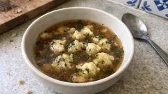 Kmínová polévka z uzeného vývaru: voňavá klasika hotová za chvíli