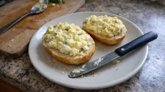 Bramborovo-vajíčková pomazánka: krémová klasika na chlebíčky i svačinu