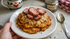 Kaplická cmunda: křupavé bramboráky s uzeným a dušeným zelím