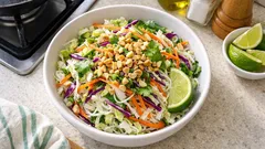 Křupavý salát z pekingského zelí s rýžovými nudlemi a limetkou (hotový za chvíli)