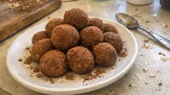 Nepečené mandlové kuličky s marcipánem – rychlé cukroví, když je čas krátký