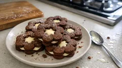 Kakaové linecké kytičky s krémem z bílé čokolády: jemné cukroví, co drží tvar