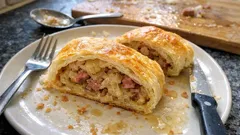 Křupavý závin z listového těsta se zelím a uzeným – rychlé pohoštění z trouby