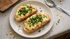 Sýrová pomazánka s vejci: krémová klasika na chlebíčky i rychlou večeři