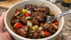 Marinovaná kuřecí játra na pánvi se zeleninou – rychlá omáčka se sójovkou