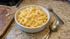 Domácí Mac & Cheese: krémová sýrová omáčka ze dvou druhů sýra