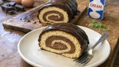 Vánoční piškotová roláda s čokoládovým krémem: jednoduchá a efektní na stůl