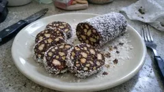 Vánoční salám bez pečení: rychlá roláda z piškotů, která vždy drží tvar