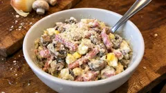 Salát Emerald: krémový houbový salát se šunkou, vejci a parmezánem