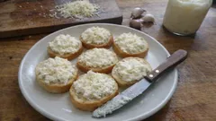 Domácí česneková pomazánka z eidamu – krémová a drží tvar na jednohubkách