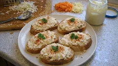 Celerová pomazánka na chlebíčky: šťavnatá, drží tvar a je hotová za chvíli