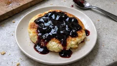 Nadýchaný krupicový svítek na pánvi: hotový bez kynutí, s povidlovou cucvárkou