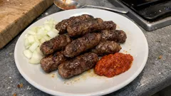 Domácí čevapi z mletého masa: šťavnaté válečky na gril i pánev