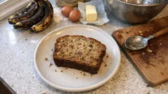 Banánový chlebíček z přezrálých banánů: vláčný a voňavý i bez zdobení