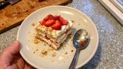 Nepečený piškotový dort s tvarohem a jahodami: stačí vrstvit a nechat ztuhnout