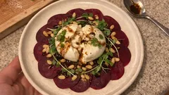 Červená řepa s burratou a piniemi: rychlý předkrm, který vypadá slavnostně