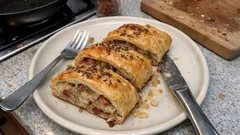 Zelný závin z listového těsta se slaninou: křupavý a sytý na večeři i na stůl