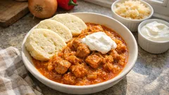 Segedínský guláš z vepřové plece: uzená paprika mu dodá příjemnou kouřovou chuť