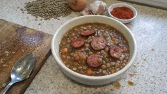 Hutná čočková polévka s párkem: jednoduchý recept, který vždycky zasytí