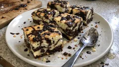 Stracciatella moučník na plech: kakaovo-tvarohové těsto, které se vždy povede