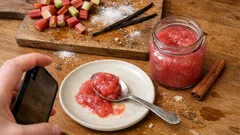 Rebarborový džem s vanilkou a skořicí: sladkokyselý a hotový raz dva