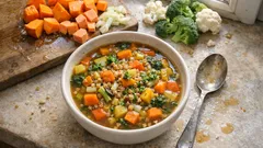 Hutná zeleninová polévka s pohankou: dýně, batát a fenykl v jednom hrnci