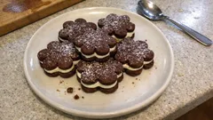 Kakaové kytičky s krémem z bílé čokolády: elegantní linecké na svátky