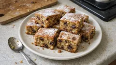 Rychlý jablkový koláč na plech: vláčné řezy se skořicí, ořechy a rozinkami