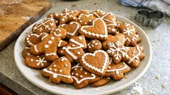 Klasické medové perníčky s bílkovou polevou – jednoduchý recept, který drží tvar