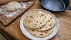 Křupavé ovesno-ječné placky na pánvi nasucho: jednoduché pečivo jen z mouky, vody a soli