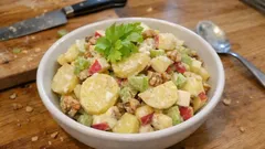 Bramborový salát s celerem a jablkem: svěží varianta bez majonézy