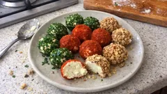 Sýrové kuličky bez pečení: rychlé pohoštění ve třech obalech