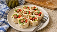 Tortillové roládky s tvarohem a kabanosem: studené pohoštění, co drží tvar