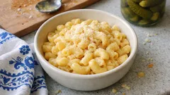 Krémové Mac & Cheese s cheddarem a Grana Padano: jednoduchý recept, který drží krásně pohromadě