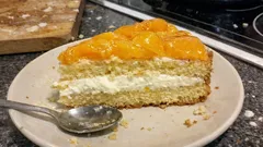 Piškotový dort s tvarohovým krémem a kompotem: lehký, vláčný a bez másla