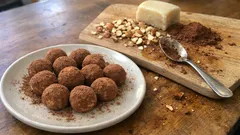 Nepečené mandlové kuličky s marcipánem – hotové za chvíli, jen obalit v kakau