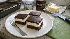 Míša řezy na plech: kakaový piškot, tvarohový krém a čokoládová poleva, co nepraská
