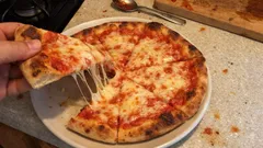 Newyorská pizza doma: tenké pružné těsto kynuté přes noc a rychlé pečení