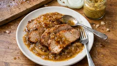 Vepřové pečené na cibuli: šťavnaté plátky a omáčka, která se zahustí sama
