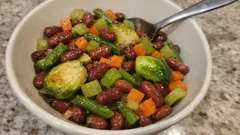 Teplý fazolový salát s růžičkovou kapustou: rychlá zimní večeře z pánve