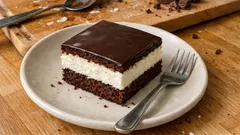 Míša řezy na plech: nadýchaný kakaový piškot, tvarohový krém a poleva, co se dobře krájí